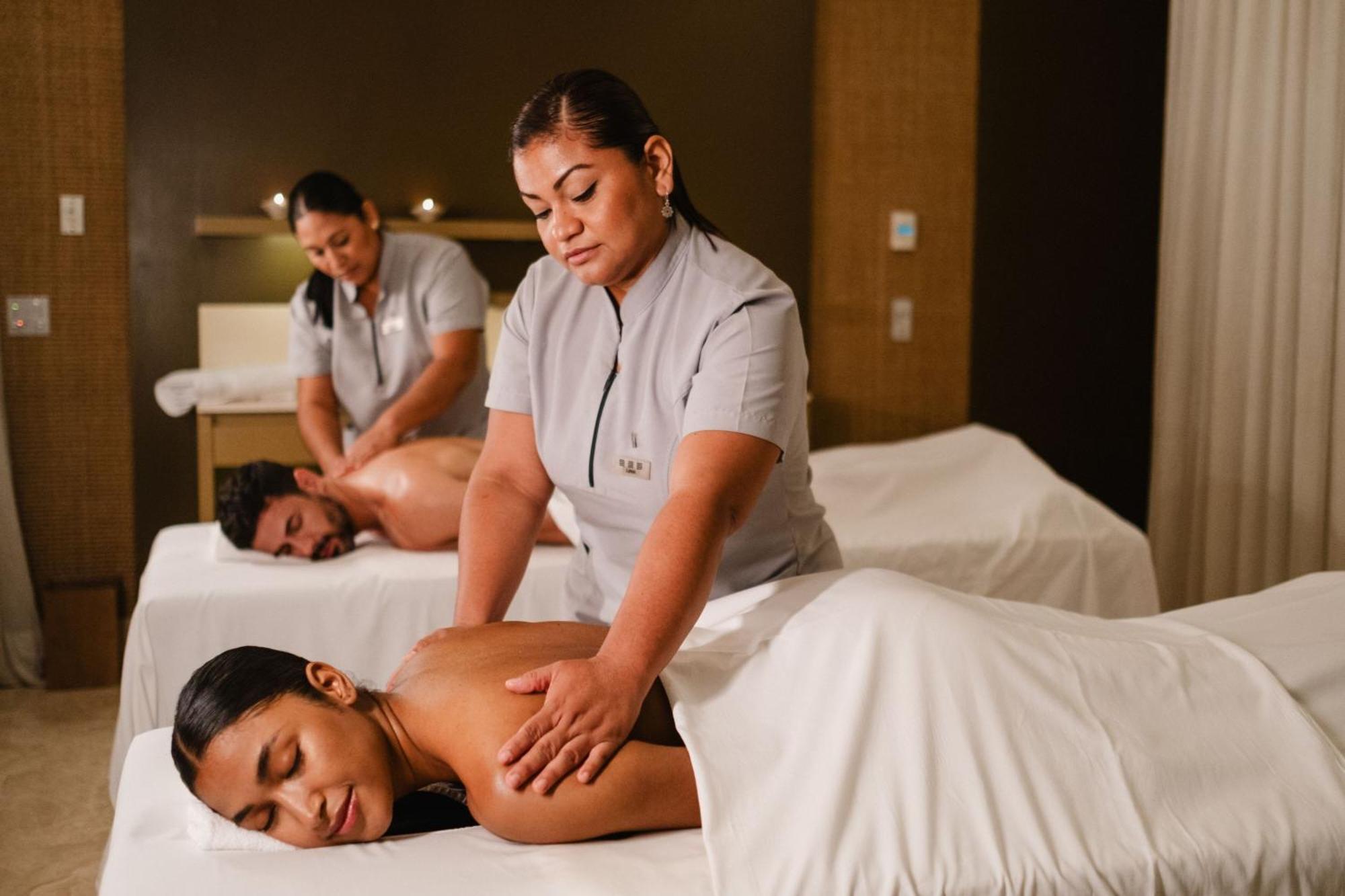 Hotel Paracas, A Luxury Collection Resort, Paracas Ngoại thất bức ảnh Massage therapists at work