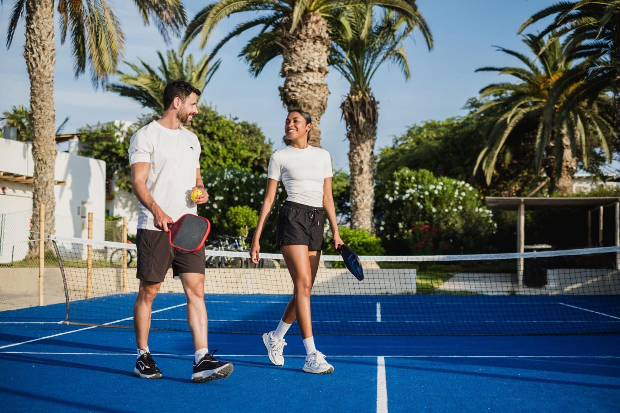 Hotel Paracas, A Luxury Collection Resort, Paracas Ngoại thất bức ảnh Tennis players walking on a tennis court