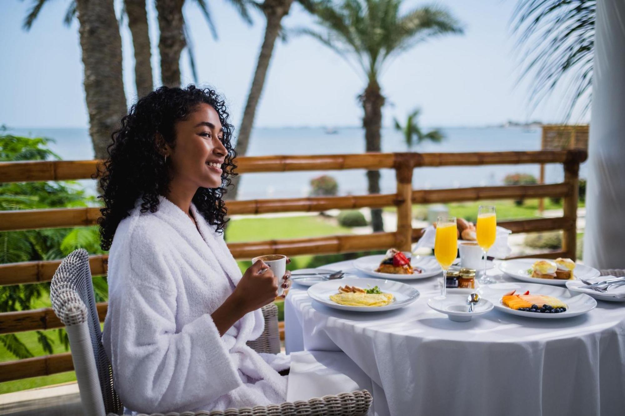 Hotel Paracas, A Luxury Collection Resort, Paracas Ngoại thất bức ảnh A woman wearing a bathrobe