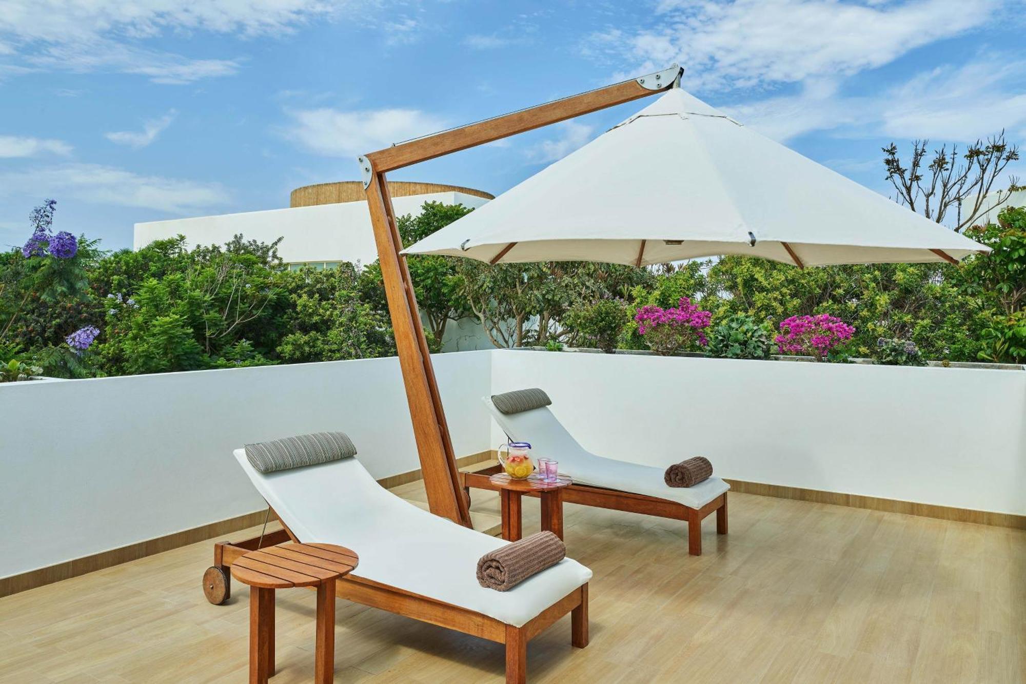 Hotel Paracas, A Luxury Collection Resort, Paracas Ngoại thất bức ảnh A cantilever umbrella